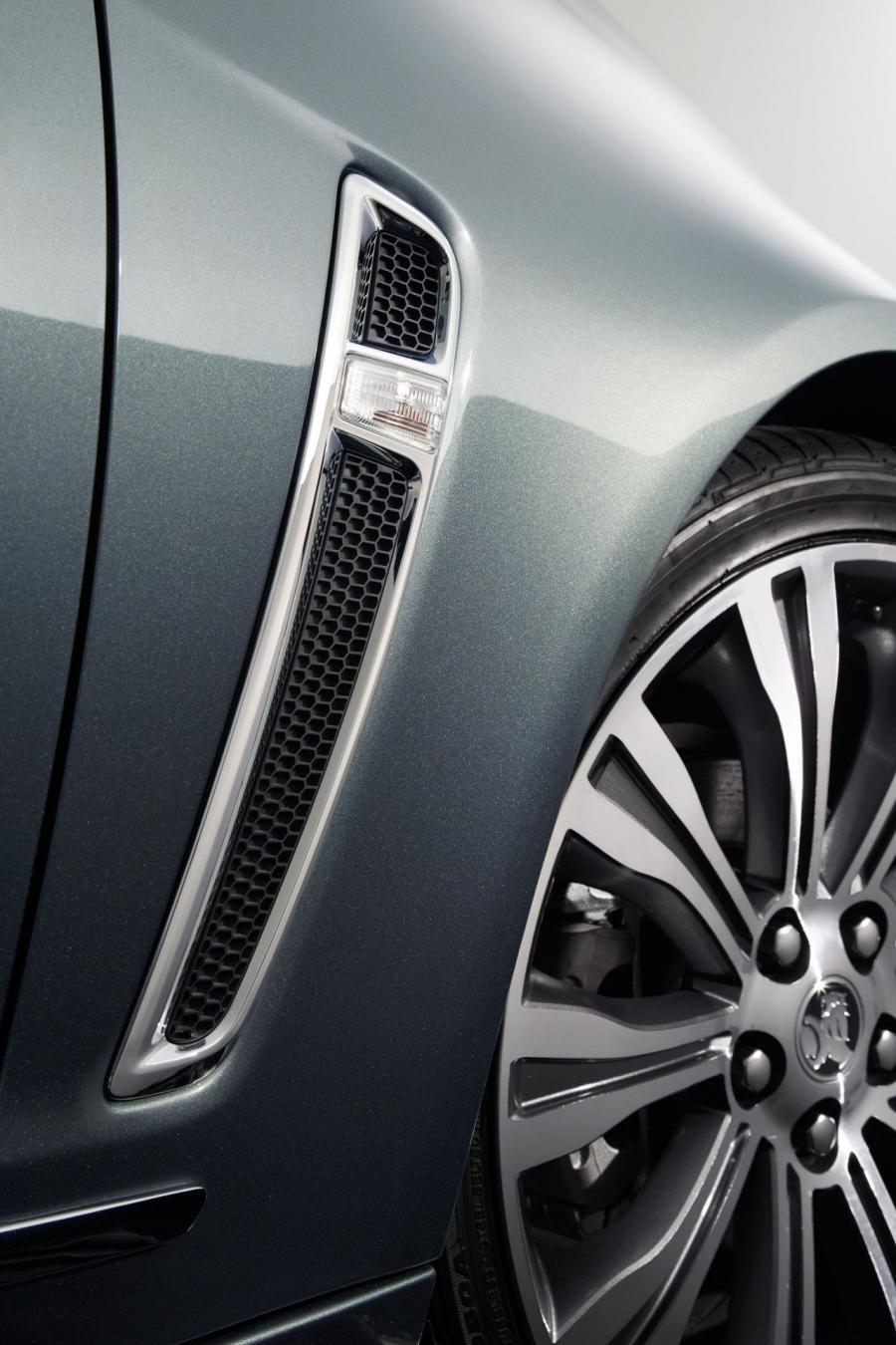 Holden VF Commodore Calais V 2013 года  (фото 2 из 22)